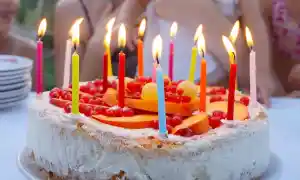 Descubre el origen del pastel de cumpleaños